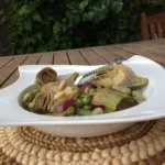Alcachofas con habas y guisantes