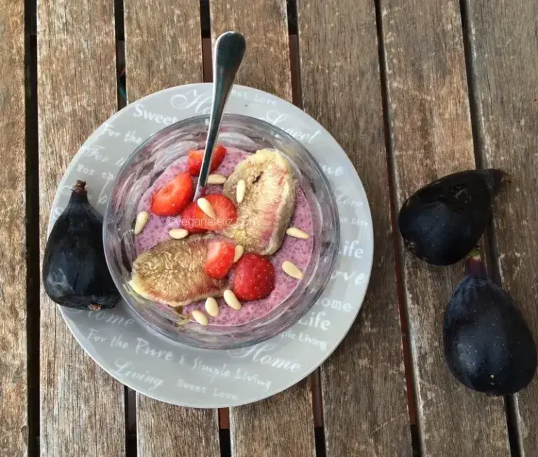 Pudding de Chía con fresas y brevas Chía con fresas y brevas