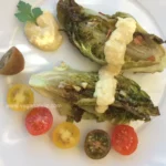 Lechuga asada con salsa de mostaza