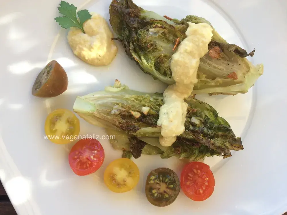 Lechuga asada con salsa de mostaza Lechuga asada con salsa de mostaza