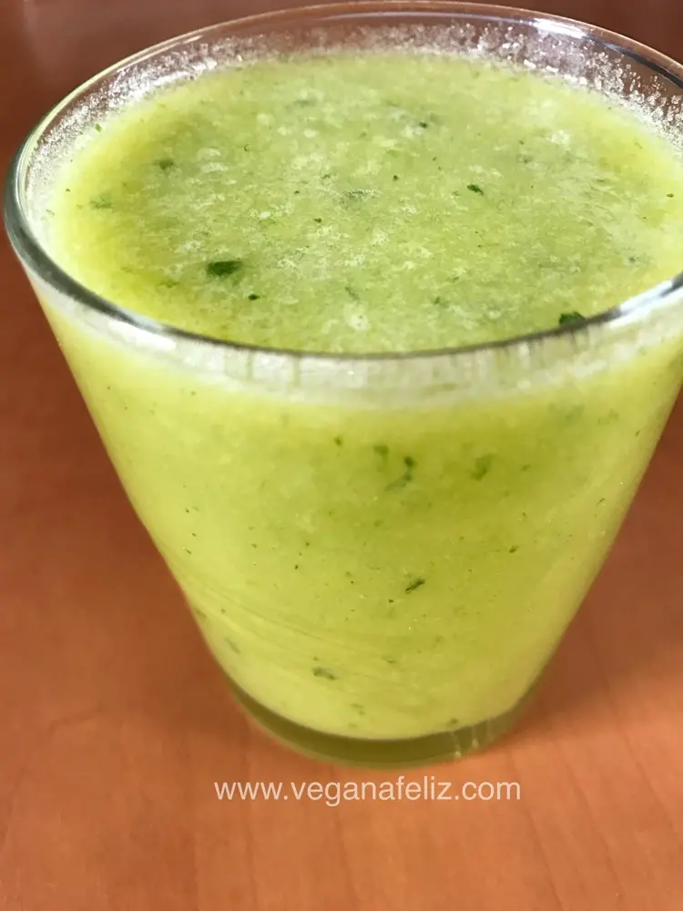 Zumo detox de mango y apio Zumo detox de mango y apio