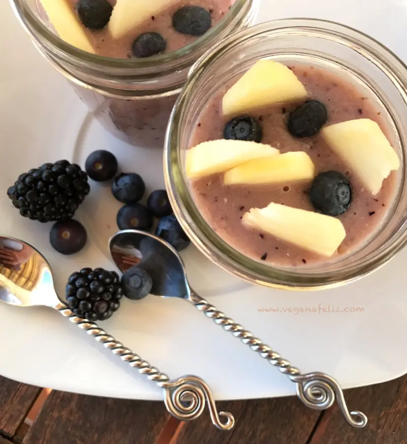 Smoothie de manzana con arándanos y moras Smoothie de manzana con arándanos y moras