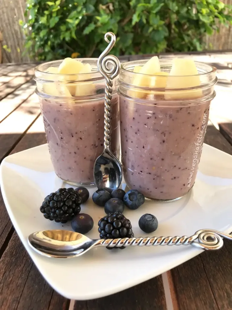 Smoothie de manzana con arándanos y moras Smoothie de manzana con arándanos y moras