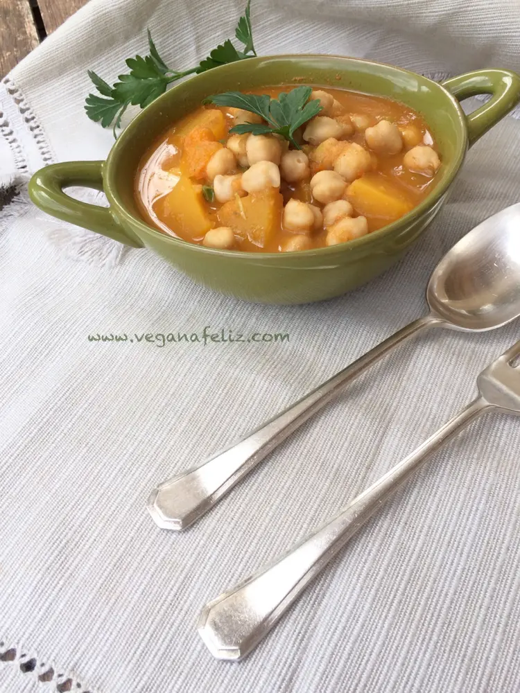 Guiso de patata y garbanzos Guiso de patata y garbanzos con tomate natural