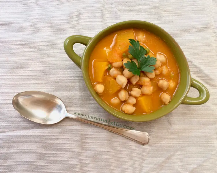 Guiso de patata y garbanzos Guiso de patata y garbanzos con tomate natural