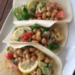 Tacos veganos con ciruelas