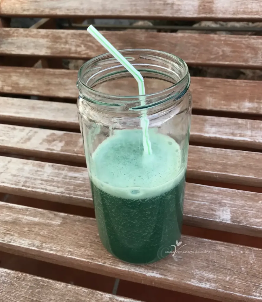 Smoothie manzana con spirulina Smoothie manzana con spirulina