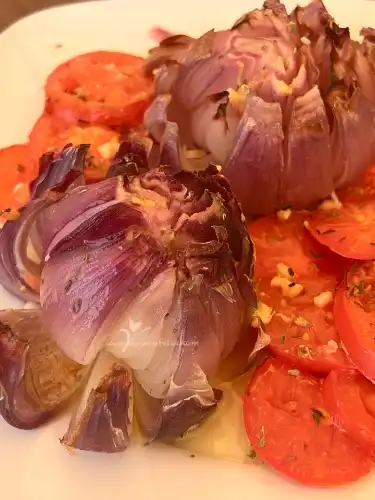 Cebolla flor con tomate emplatado Cebolla flor con tomate emplatado