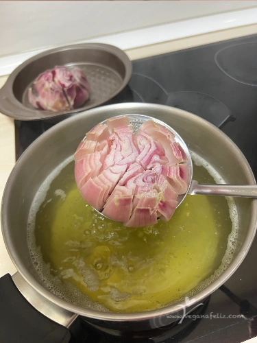 Cebolla en forma de flor, recién hervida.